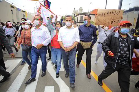 Entre protestas, Manuel Merino jura como presidente de Perú