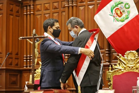 Entre protestas, Manuel Merino jura como presidente de Perú