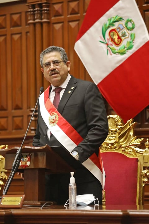Entre protestas, Manuel Merino jura como presidente de Perú