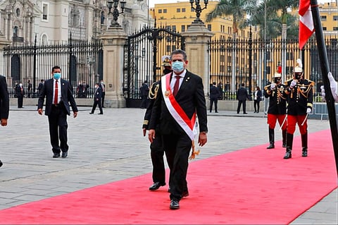 Entre protestas, Manuel Merino jura como presidente de Perú