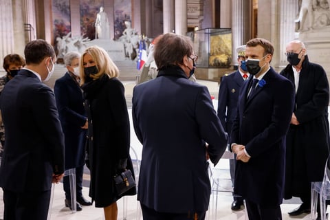 El jefe del Estado puso una corona de flores a los pies de la tumba del soldado desconocido, que está enterrado en el Arco de Triunfo desde 1920, y a continuación se leyeron los nombres de los soldados franceses muertos en acto de servicio en el último año.