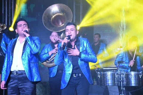 “Tenemos familiares que son enfermeros, un elemento de la banda estudia enfermería, así que conocemos de cerca el trabajo y sabemos lo difícil que puede llegar a ser y por eso quisimos aligerar un poco ese trabajo con nuestra música”.