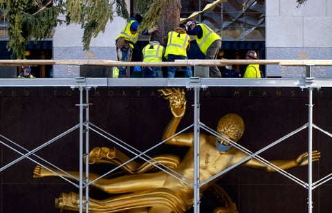 El árbol fue colocado en el 30 Rockefeller Plaza de Manhattan en la mañana del sábado por una grúa, donde permanecerá mientras es decorado hasta el próximo 2 de diciembre, cuando se procederá al encendido de luces.