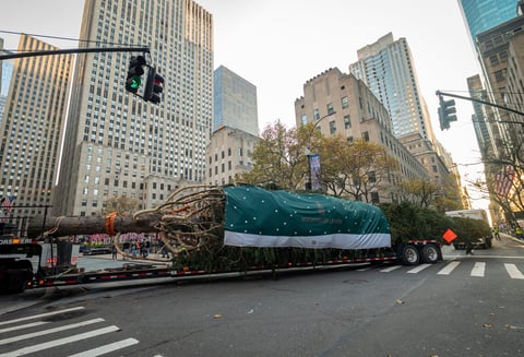 Fue transportado en un tráiler de 35 metros de largo que fue escoltado por una decena de vehículos policiales por las calles de Manhattan.