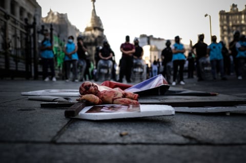 La avenida sobre la cual se sitúa el acceso principal al Poder Legislativo fue el escenario de la puja entre verdes y celestes, los colores que identifican a la Campaña Nacional por el Derecho al Aborto Legal, Seguro y Gratuito, un colectivo de distintas organizaciones de mujeres, y del otro a los grupos de católicos que defienden la vida del niño por nacer.