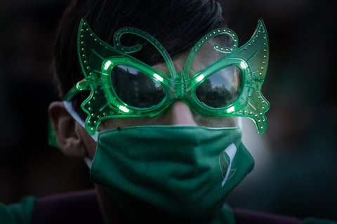 En un número menor, los “celestes” levantaban pancartas de presuntos fetos ensangrentados víctimas de aborto y escrita en letras negras la frase: “Bebés abortados, ellos no tuvieron derechos”.