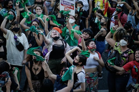 Argentina, el país natal del papa Francisco, penaliza a las mujeres y a quienes las ayuden a practicarse un aborto. Las únicas excepciones que contempla la ley son en caso de violación o riesgo para la salud de la madre.