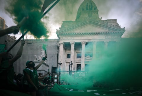 La despenalización del aborto tuvo su mayor avance en 2018 cuando obtuvo una histórica media sanción en la Cámara de Diputados, pero no prosperó en el Senado tras un debate parlamentario que duró semanas, llevando al extremo la presión que ejercieron sobre los legisladores el movimiento feminista y grupos religiosos, en especial católicos y evangelistas.