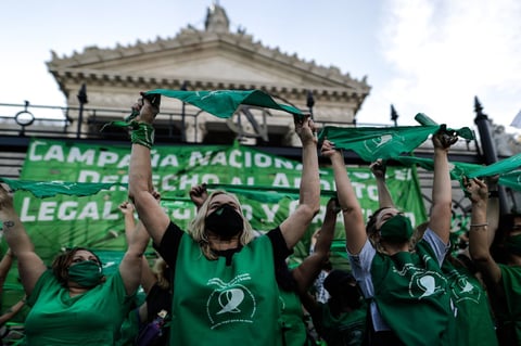 Aunque el Parlamento se renovó, la paridad entre legisladores verdes y celestes se mantiene. Si tal como sucedió en 2018 los partidos dan libertad de acción a los congresales, todo parece indicar que la legalización del aborto será aprobada en Diputados durante el periodo de sesiones extraordinarias. En cambio, el resultado de la votación en el Senado es incierto.