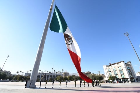 'Normalmente se invita a escuelas, se invita pues a un mayor número de gente y desde luego el desfile tradicional del 20 de noviembre que por razones obvias este año no se va a llevar a cabo, como muchos otros eventos masivos, grupales, pero con mucho respeto hacemos está conmemoración para recordar fechas importantes en la historia de México, como es el inicio de la Revolución Mexicana', señaló el alcalde Jorge Zermeño al finalizar el evento.