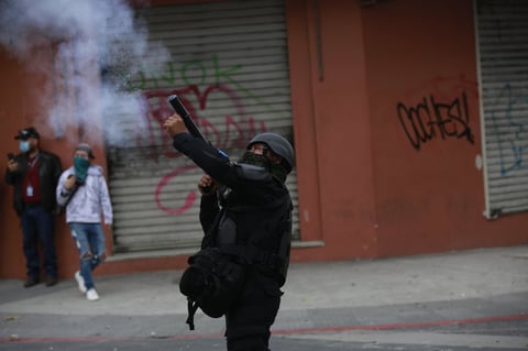 Manifestantes toman el Congreso de Guatemala y le prenden fuego