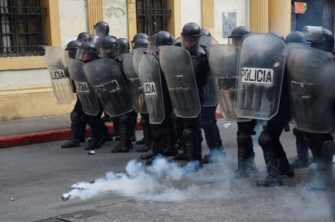 Manifestantes toman el Congreso de Guatemala y le prenden fuego