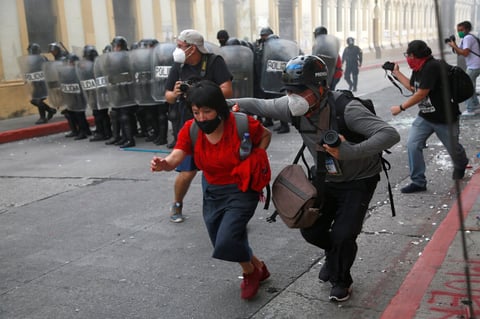 Manifestantes toman el Congreso de Guatemala y le prenden fuego