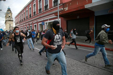 Manifestantes toman el Congreso de Guatemala y le prenden fuego