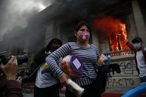 Manifestantes toman el Congreso de Guatemala y le prenden fuego