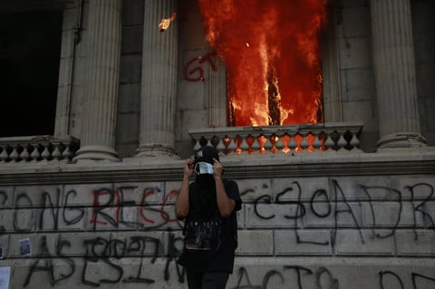 Manifestantes toman el Congreso de Guatemala y le prenden fuego