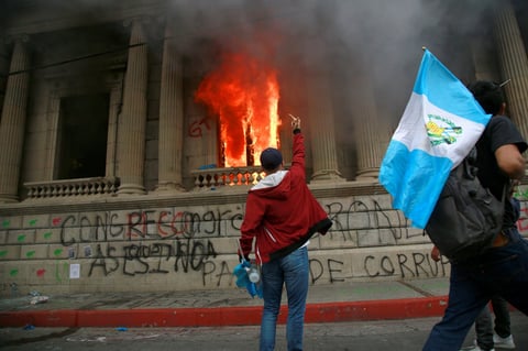 Manifestantes toman el Congreso de Guatemala y le prenden fuego