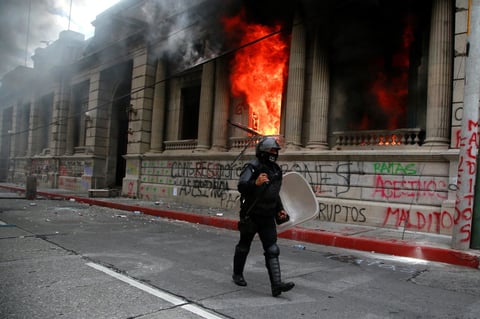 Manifestantes toman el Congreso de Guatemala y le prenden fuego