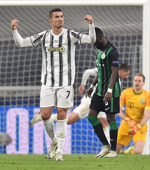 Pero si en ataque no hubo noticia, sí la hubo en defensa, donde el Juventus, obligado por las lesiones de los centrales Giorgio Chiellini y Leonardo Bonucci, formó por primera vez en muchísimos años sin ningún jugador italiano, ni en la portería ni en la defensa.