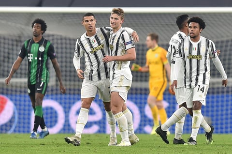 Ni el brasileño Danilo, que resbaló inoportunamente en el inicio de la jugada, ni su compatriota Alex Sandro, que no pudo cortar el centro del noruego Tokmac Nguen, ni el colombiano Juan Cuadrado, que se dejó ganar la partida por el albanés Myrto Uzuni, estuvieron acertados en el 0-1 del Ferencvaros.