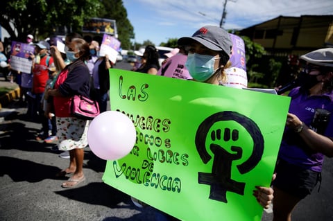 Activistas protestan este miércoles