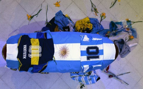 El exfutbolista argentino está siendo velado públicamente en la Casa Rosada de Argentina