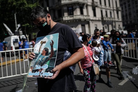 El exfutbolista argentino está siendo velado públicamente en la Casa Rosada de Argentina