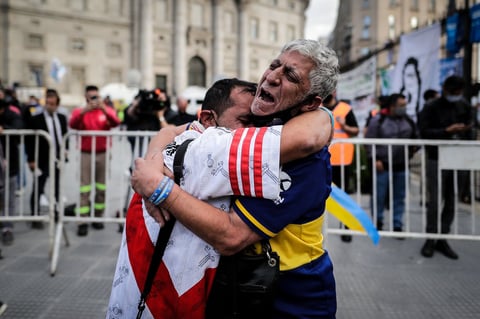 El exfutbolista argentino está siendo velado públicamente en la Casa Rosada de Argentina