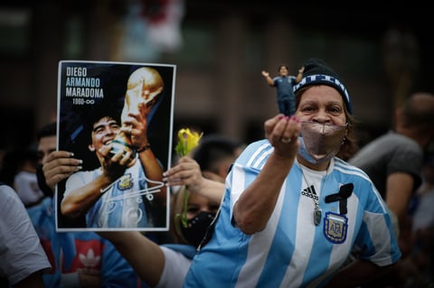 El exfutbolista argentino está siendo velado públicamente en la Casa Rosada de Argentina