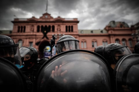 El exfutbolista argentino está siendo velado públicamente en la Casa Rosada de Argentina