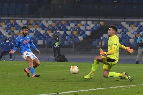 Napoli gana con gol del 'Chucky' Lozano en homenaje póstumo a Maradona