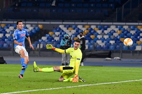 Napoli gana con gol del 'Chucky' Lozano en homenaje póstumo a Maradona