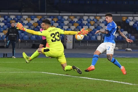 Napoli gana con gol del 'Chucky' Lozano en homenaje póstumo a Maradona