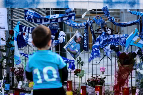 Napoli gana con gol del 'Chucky' Lozano en homenaje póstumo a Maradona