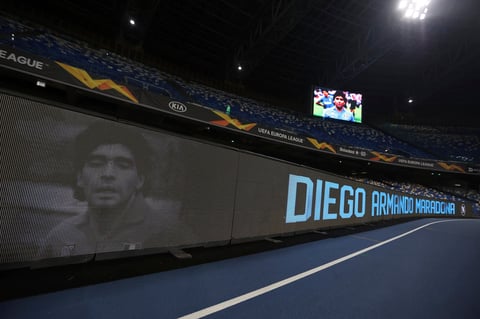 Napoli gana con gol del 'Chucky' Lozano en homenaje póstumo a Maradona