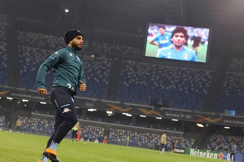 Napoli gana con gol del 'Chucky' Lozano en homenaje póstumo a Maradona