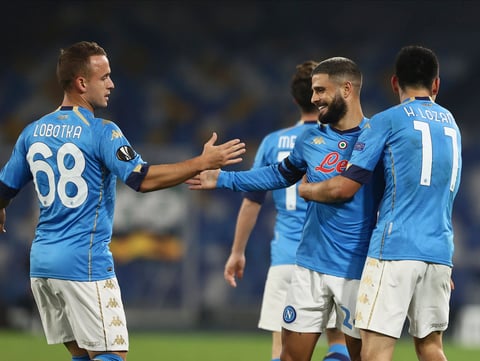 Napoli gana con gol del 'Chucky' Lozano en homenaje póstumo a Maradona