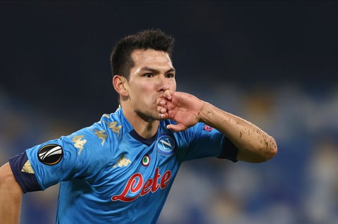 Napoli gana con gol del 'Chucky' Lozano en homenaje póstumo a Maradona