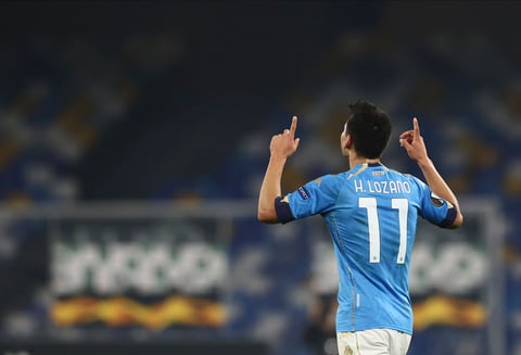 Napoli gana con gol del 'Chucky' Lozano en homenaje póstumo a Maradona