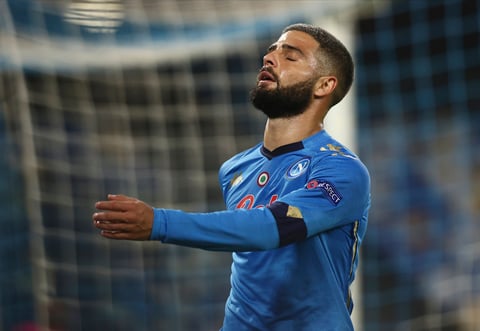 Napoli gana con gol del 'Chucky' Lozano en homenaje póstumo a Maradona
