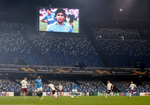 Napoli gana con gol del 'Chucky' Lozano en homenaje póstumo a Maradona