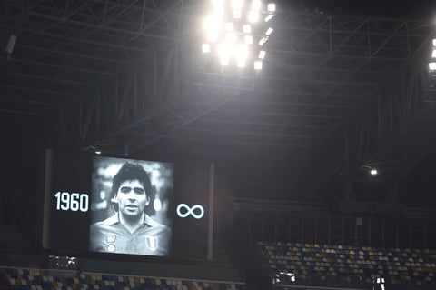 Napoli gana con gol del 'Chucky' Lozano en homenaje póstumo a Maradona