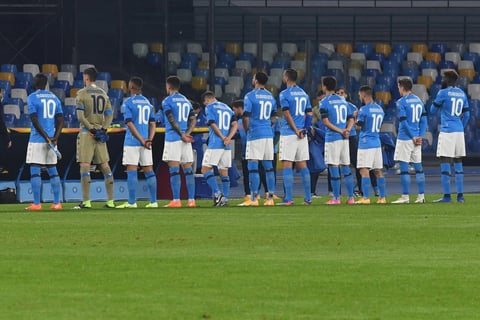Napoli gana con gol del 'Chucky' Lozano en homenaje póstumo a Maradona