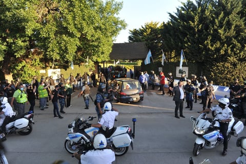 El exfutbolista argentino está siendo velado públicamente en la Casa Rosada de Argentina