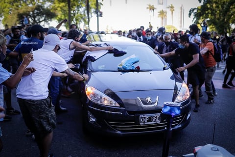 El exfutbolista argentino está siendo velado públicamente en la Casa Rosada de Argentina