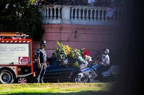 El exfutbolista argentino está siendo velado públicamente en la Casa Rosada de Argentina