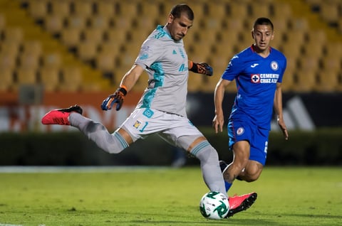 Cruz Azul da golpe de autoridad venciendo a los Tigres