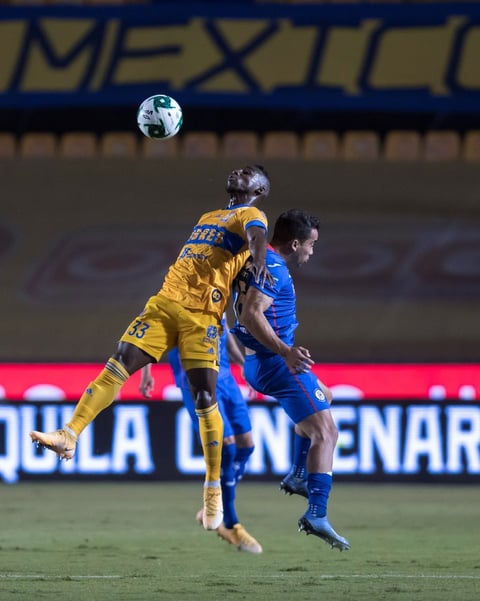 Cruz Azul da golpe de autoridad venciendo a los Tigres