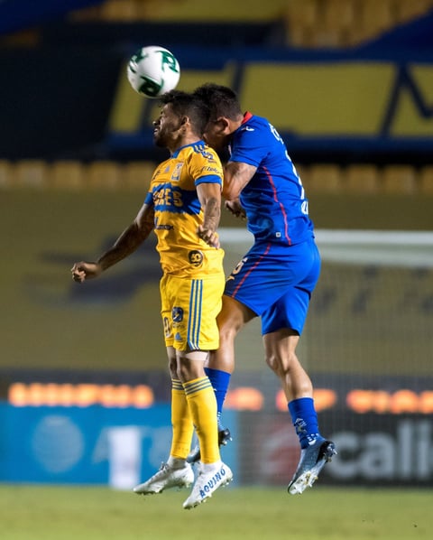 Cruz Azul da golpe de autoridad venciendo a los Tigres
