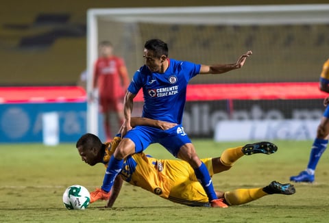 Cruz Azul da golpe de autoridad venciendo a los Tigres